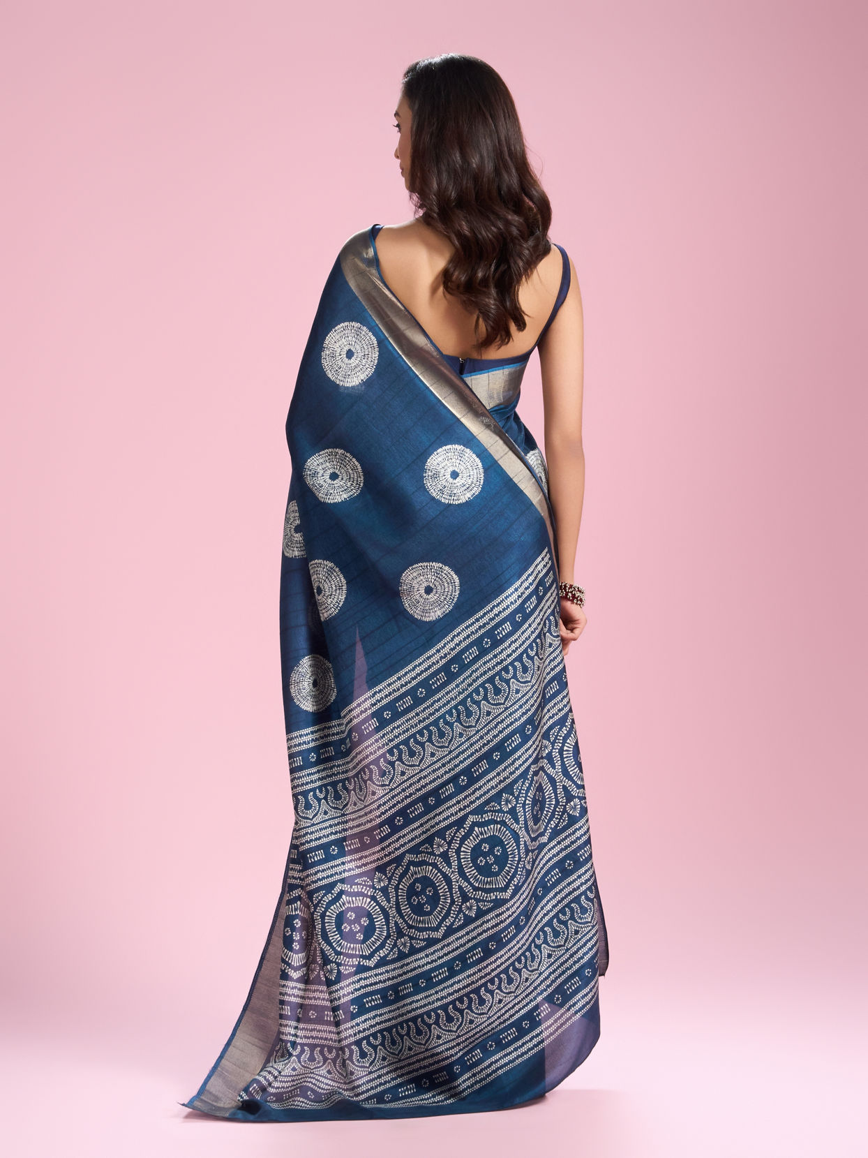 Mohey Women Enthralling Azure Elegance Saree