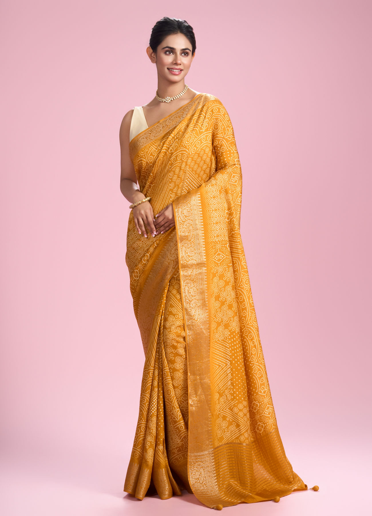 Mohey Women Ravishing Mustard Yellow Saree