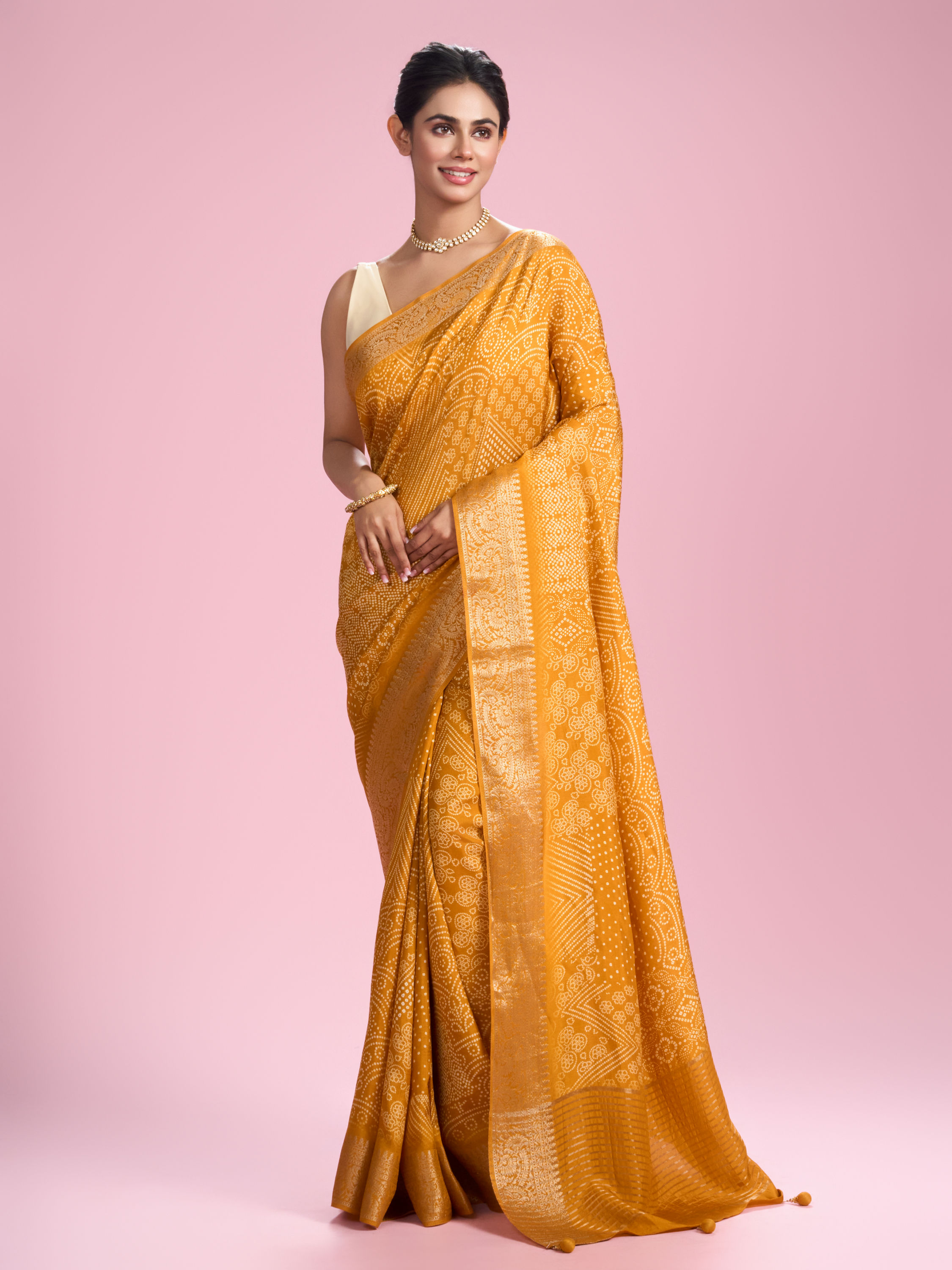 Mohey Women Ravishing Mustard Yellow Saree