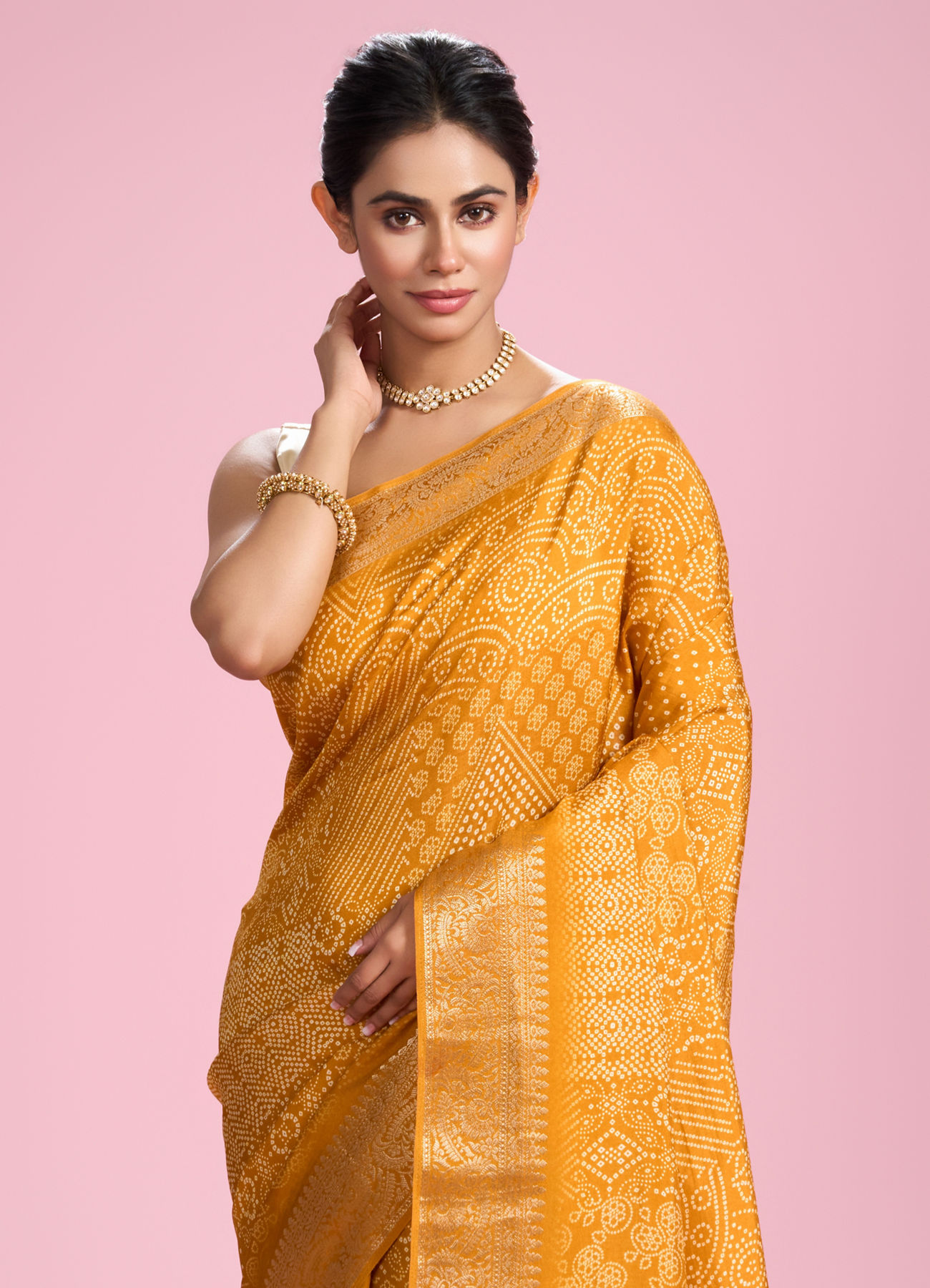 Mohey Women Ravishing Mustard Yellow Saree