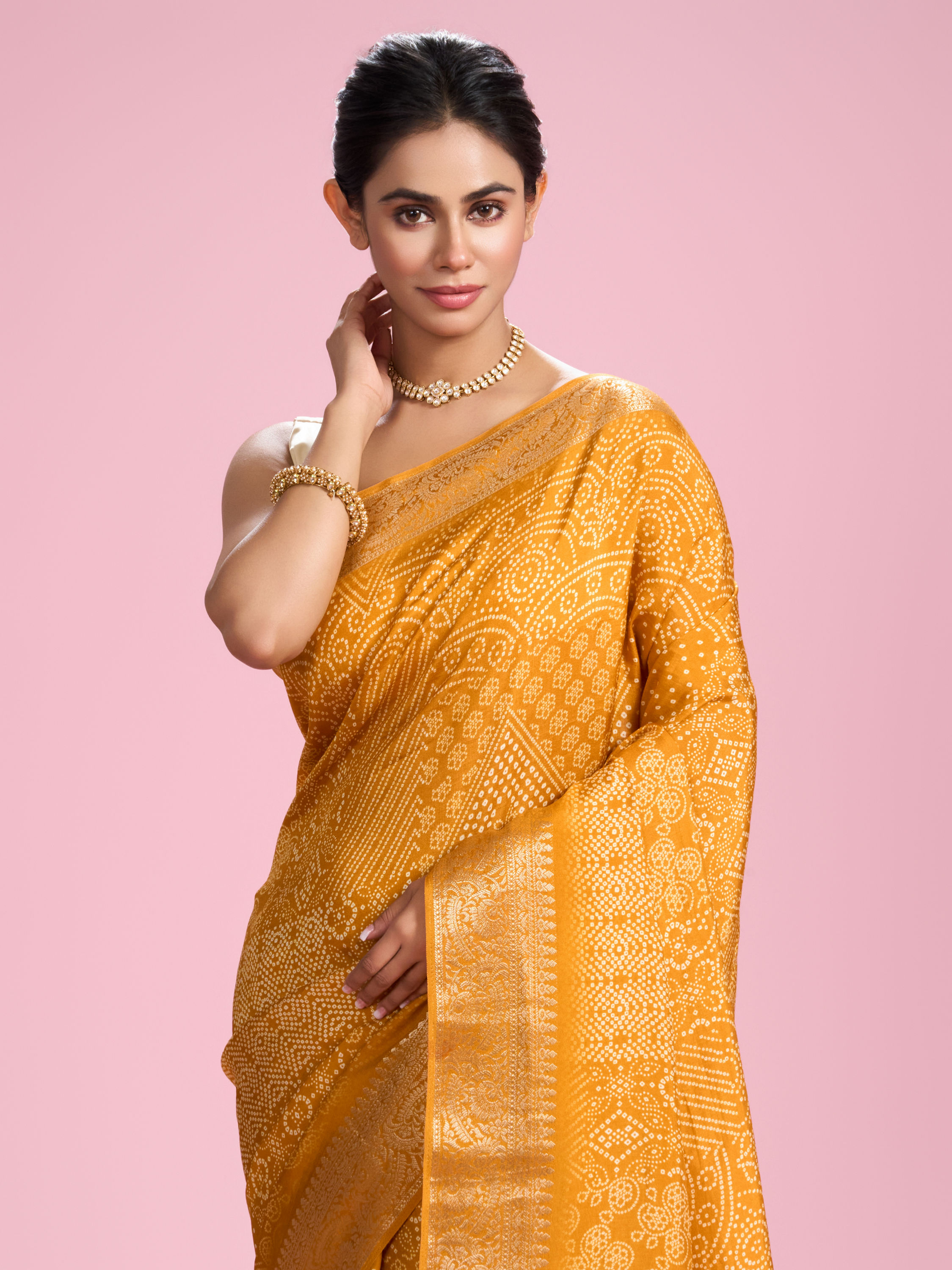Mohey Women Ravishing Mustard Yellow Saree