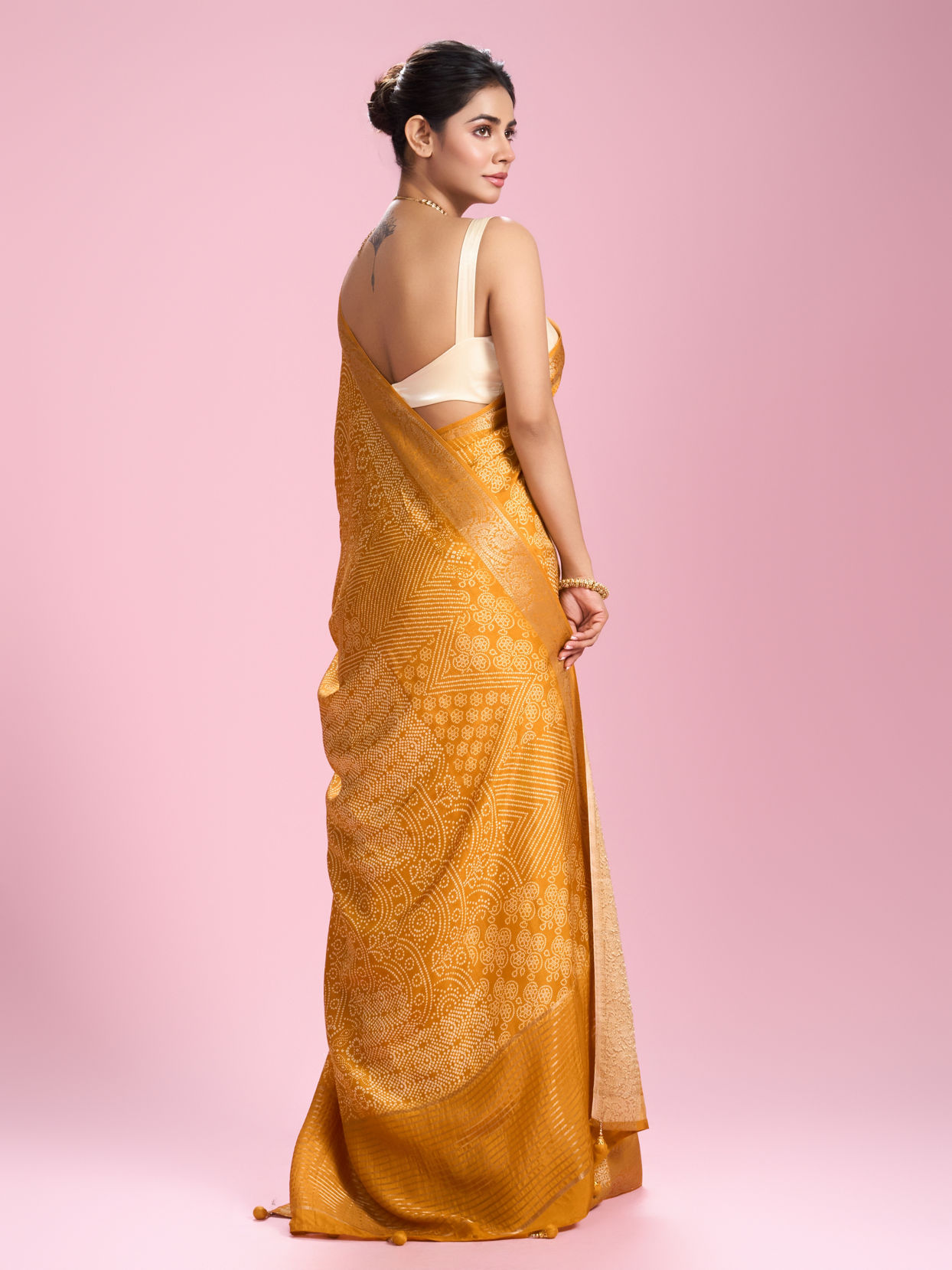 Mohey Women Ravishing Mustard Yellow Saree