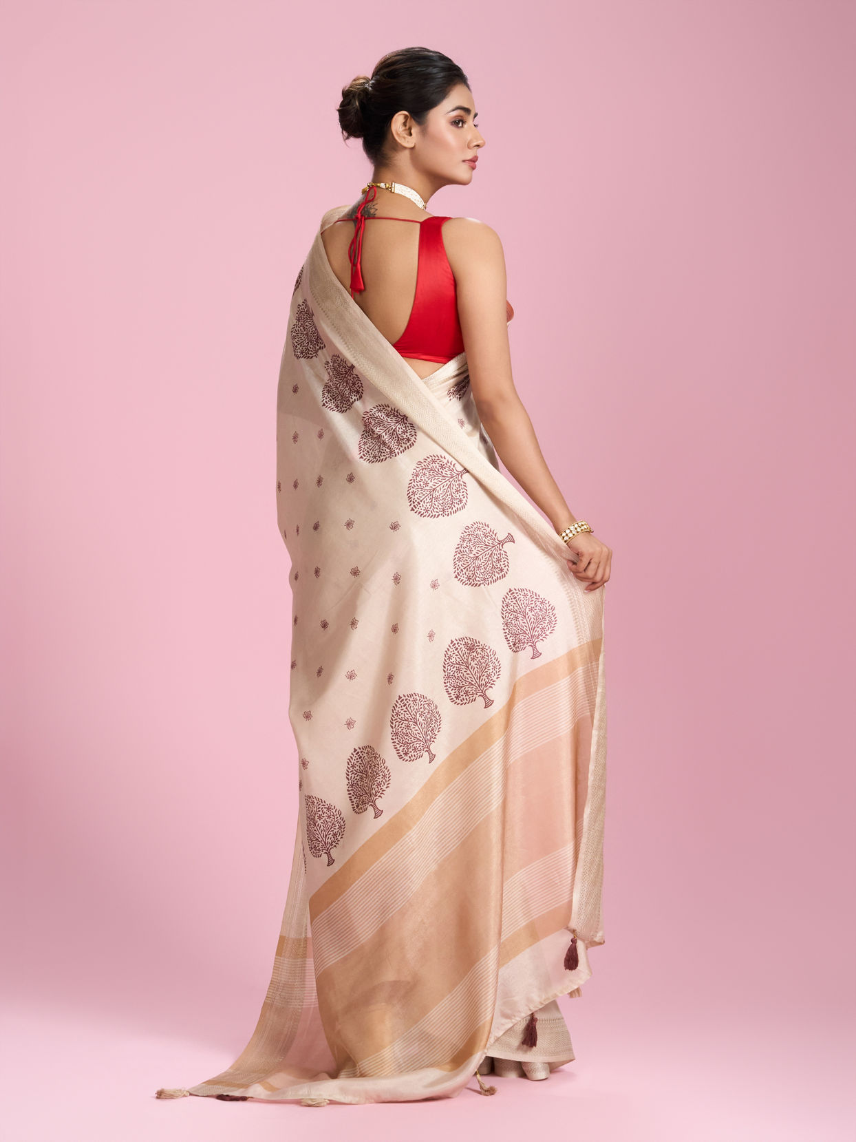 Mohey Women Cream Dream Elegance Saree