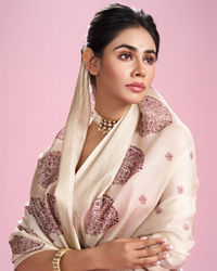 Mohey Women Cream Dream Elegance Saree