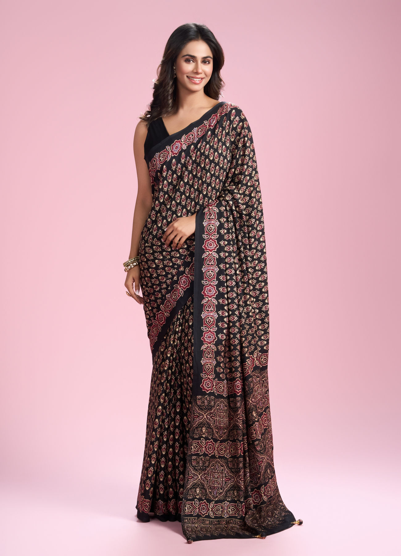 Mohey Women Black Embellished Satin Saree