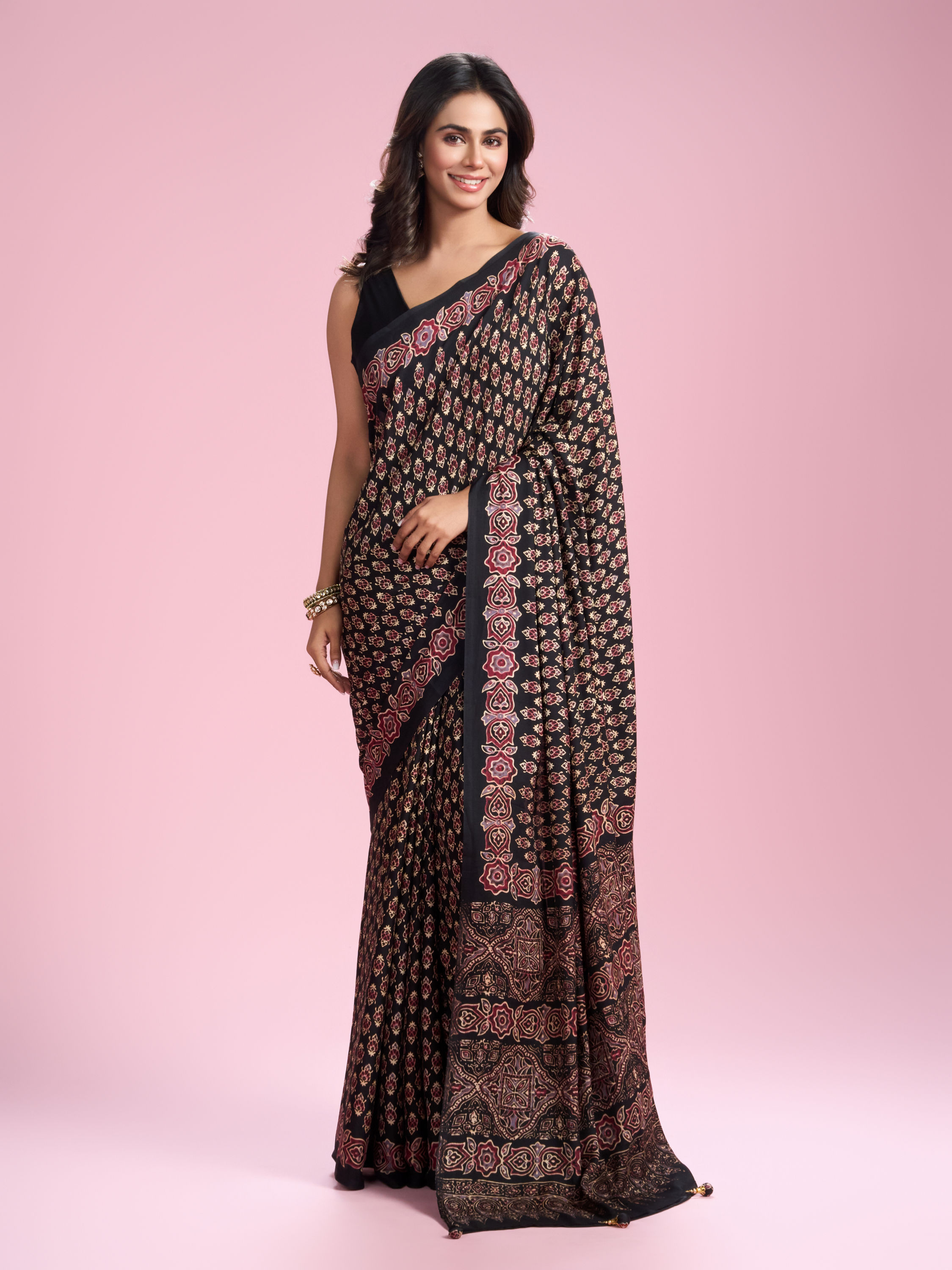 Mohey Women Black Embellished Satin Saree