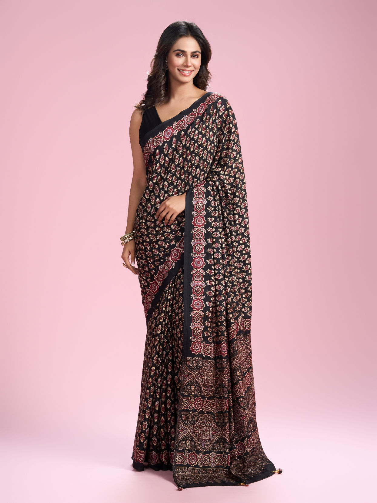 Mohey Women Black Embellished Satin Saree