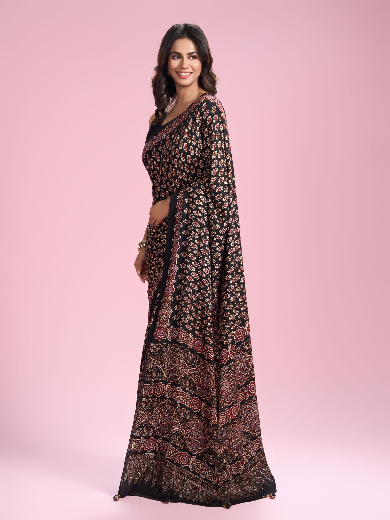 Mohey Women Black Embellished Satin Saree