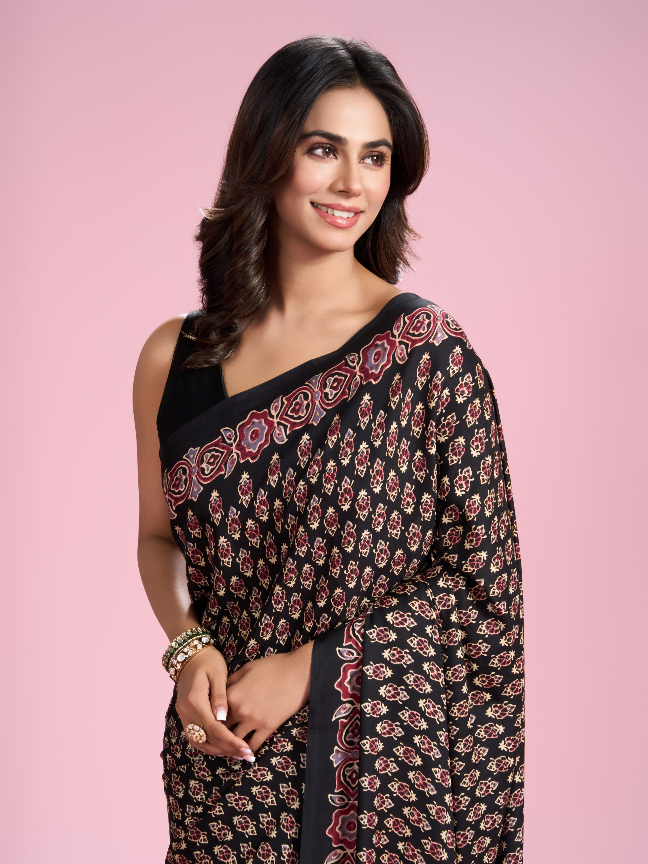 Mohey Women Black Embellished Satin Saree