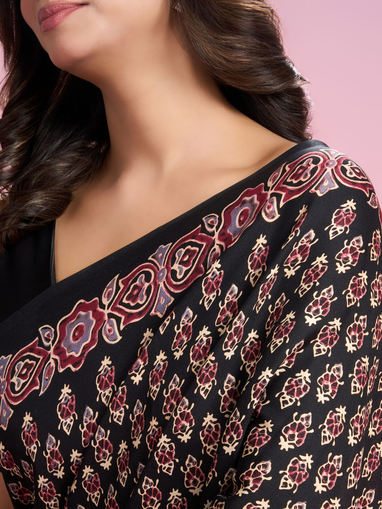 Mohey Women Black Embellished Satin Saree