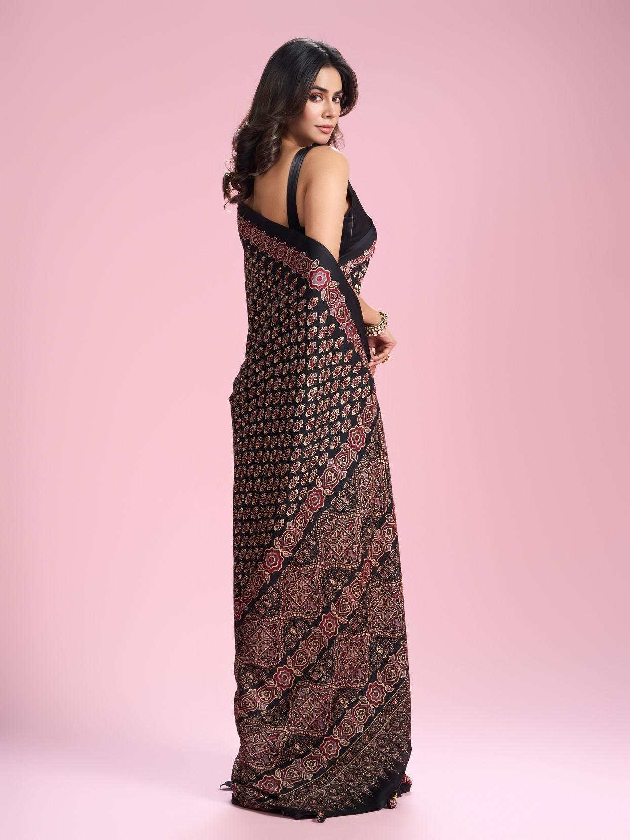 Mohey Women Black Embellished Satin Saree