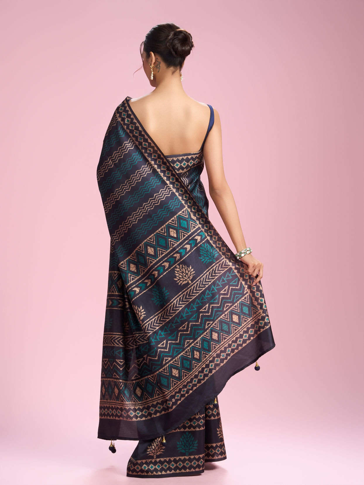 Mohey Women Indigo Blue Elegance Saree