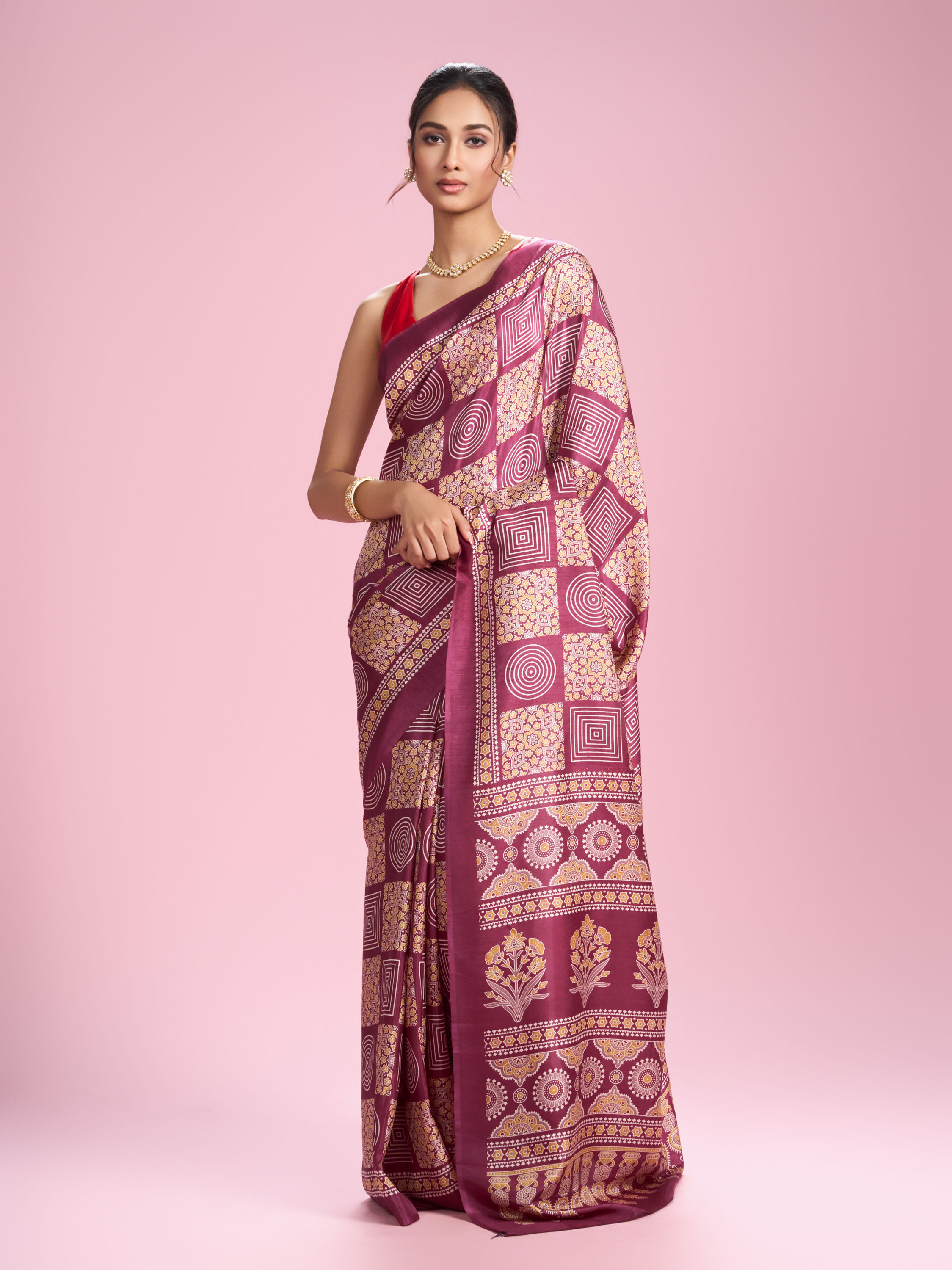 Mohey Women Enchanting Wine Saree