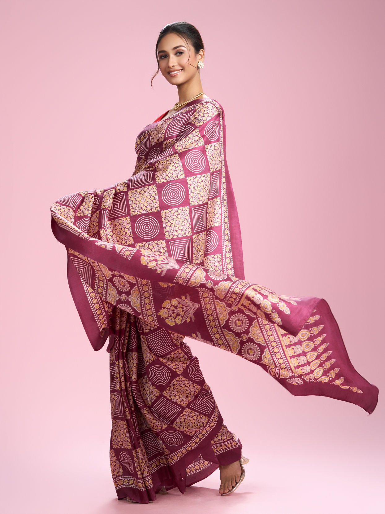 Mohey Women Enchanting Wine Saree