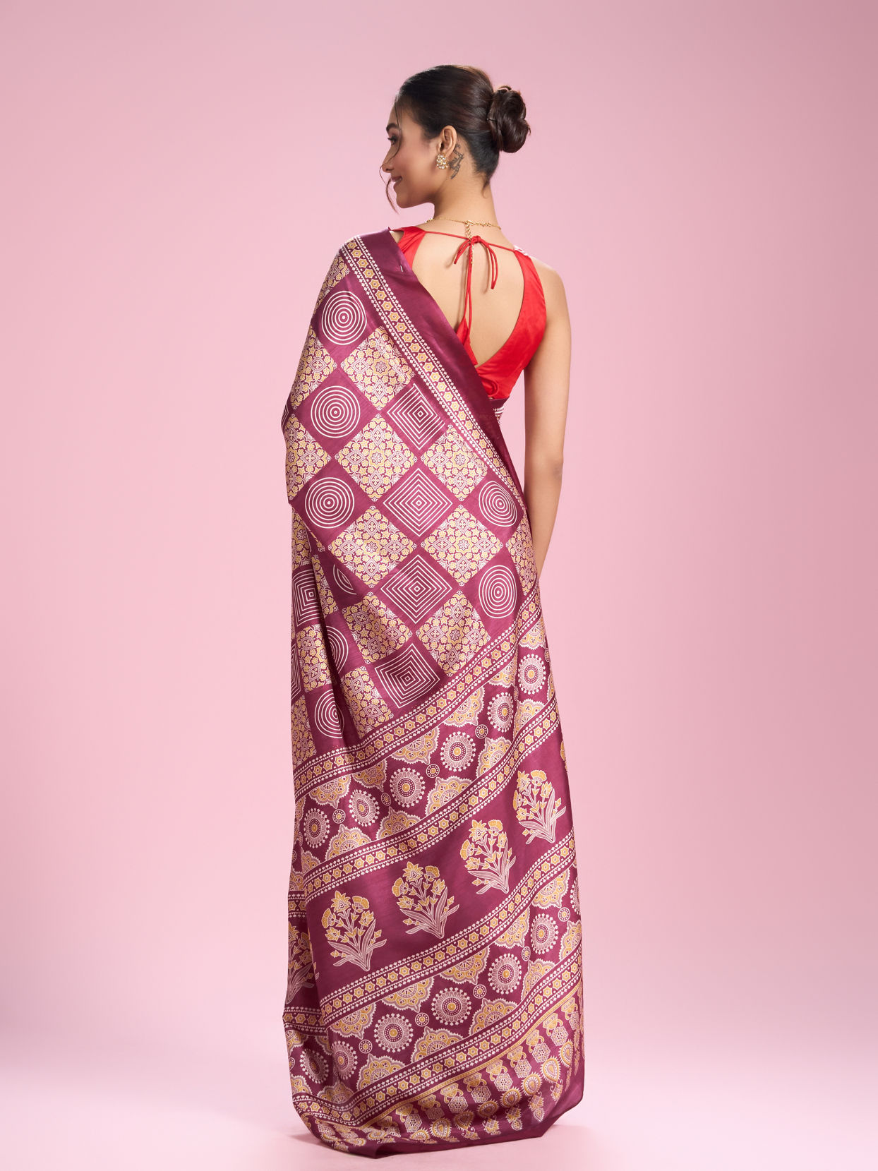 Mohey Women Enchanting Wine Saree