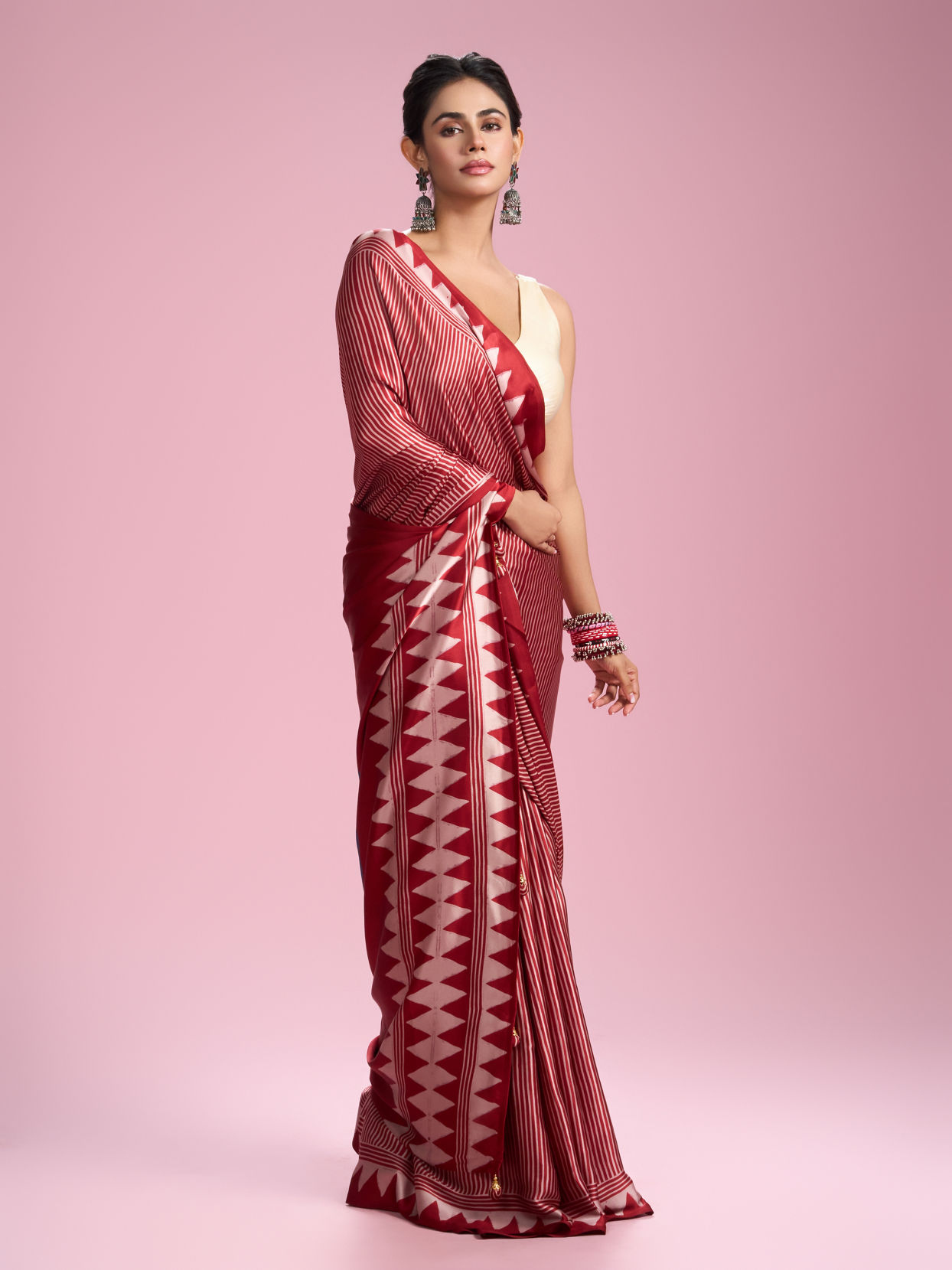 Mohey Women Glamourous Red Satin Saree