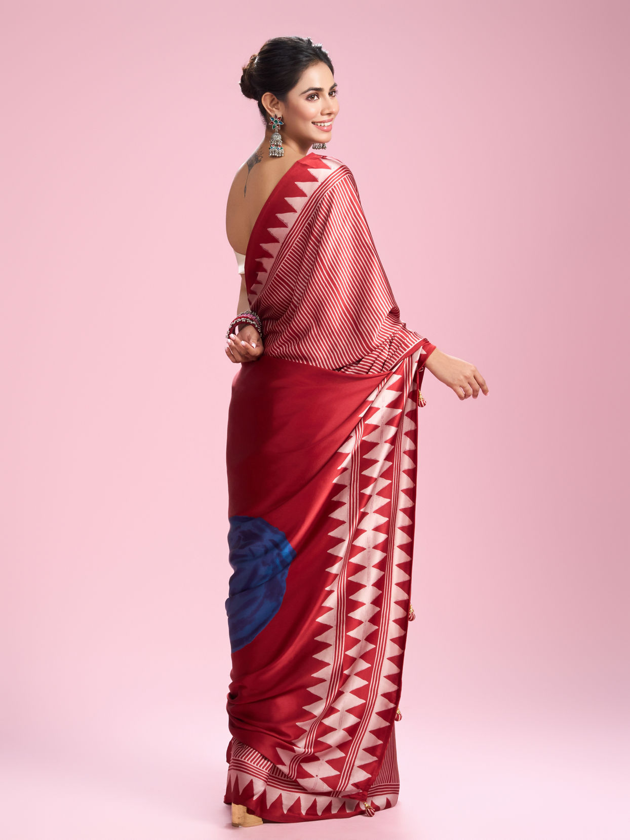 Mohey Women Glamourous Red Satin Saree