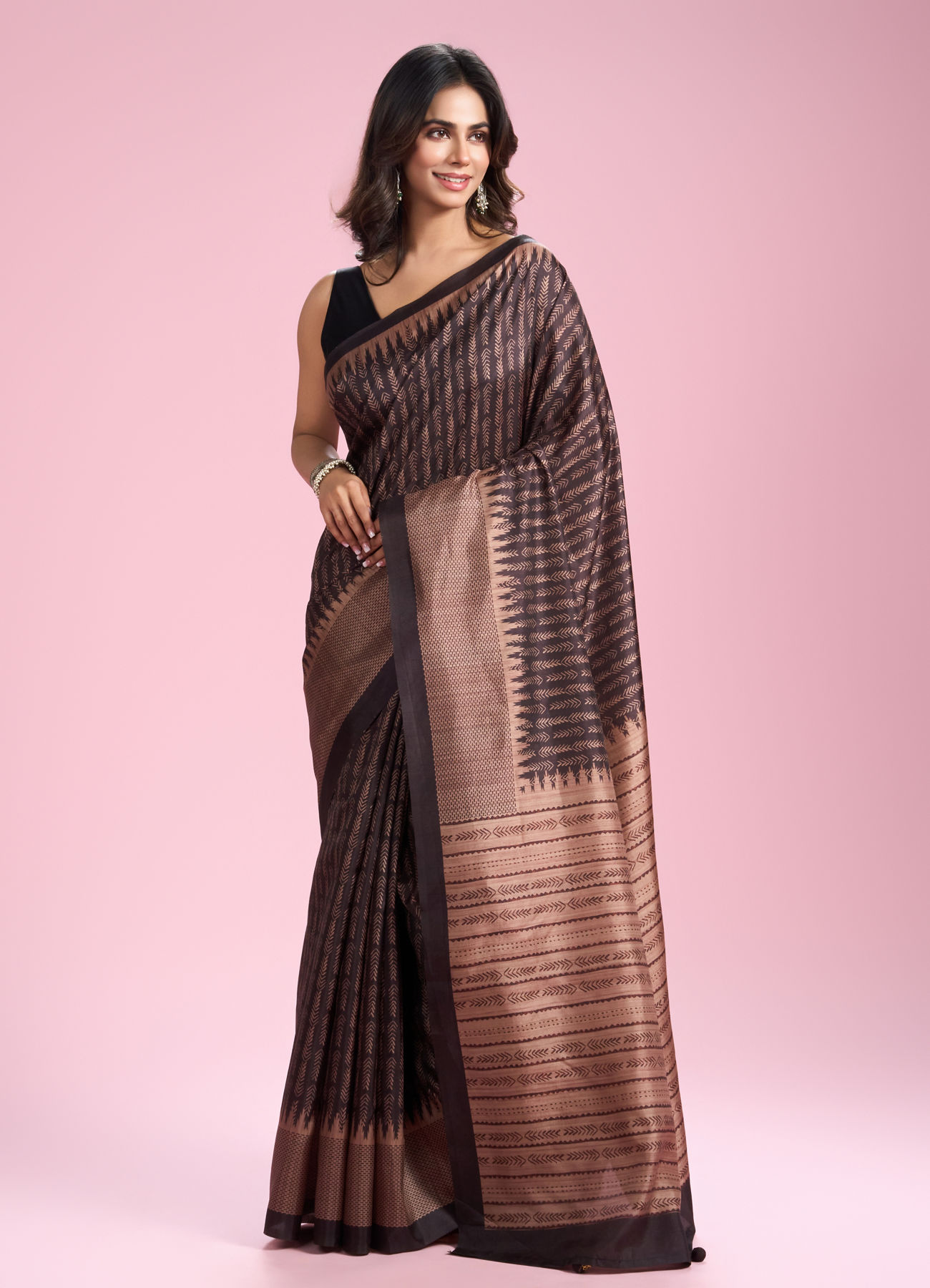 Mohey Women Elegant Brown Saree