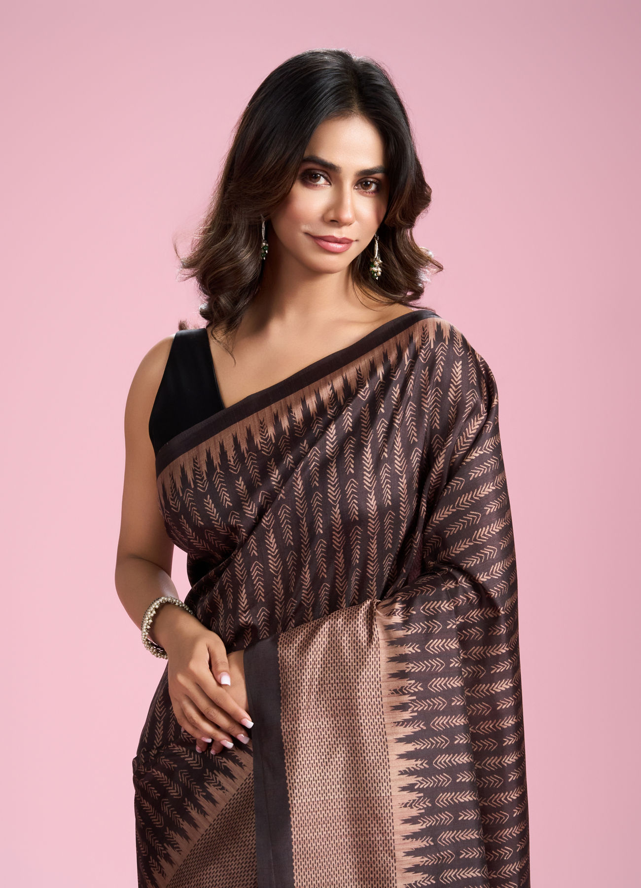 Mohey Women Elegant Brown Saree