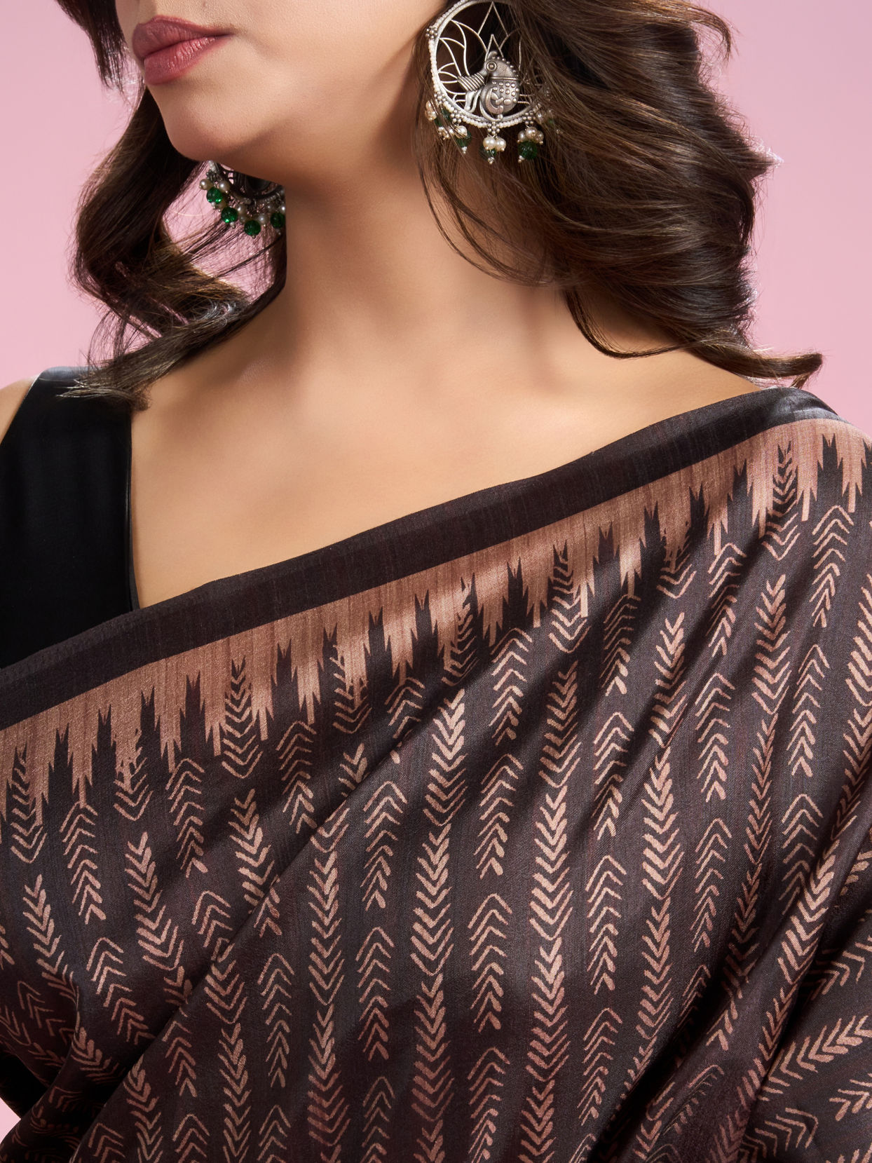 Mohey Women Elegant Brown Saree