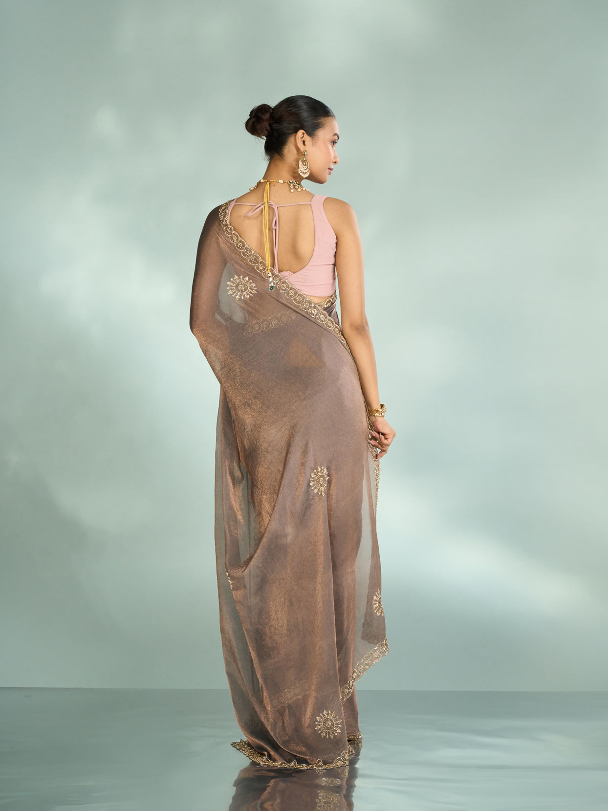 Mohey Women Elegant Grey Chinon Saree