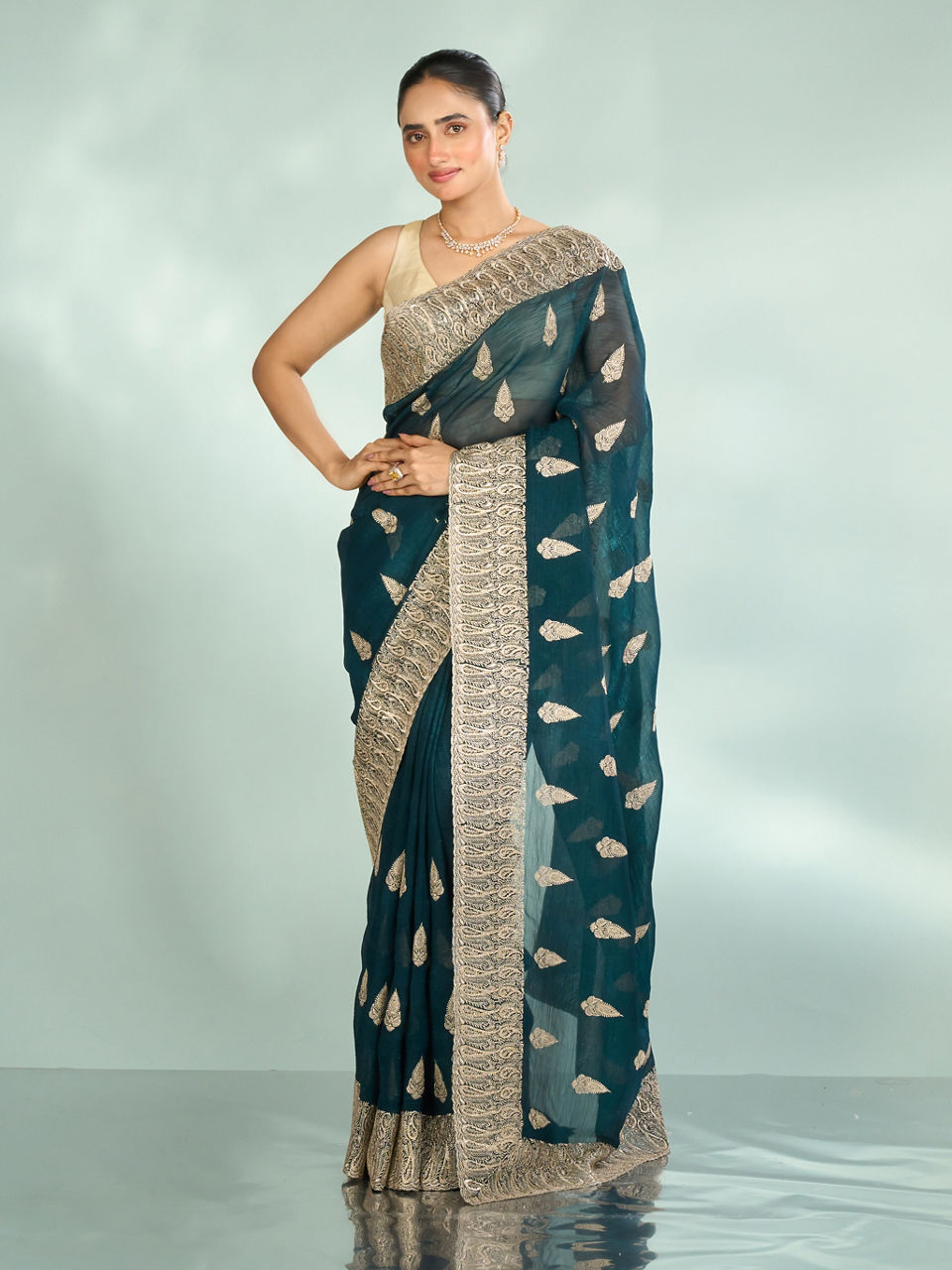 Mohey Women Tantalizing Green Organza Saree