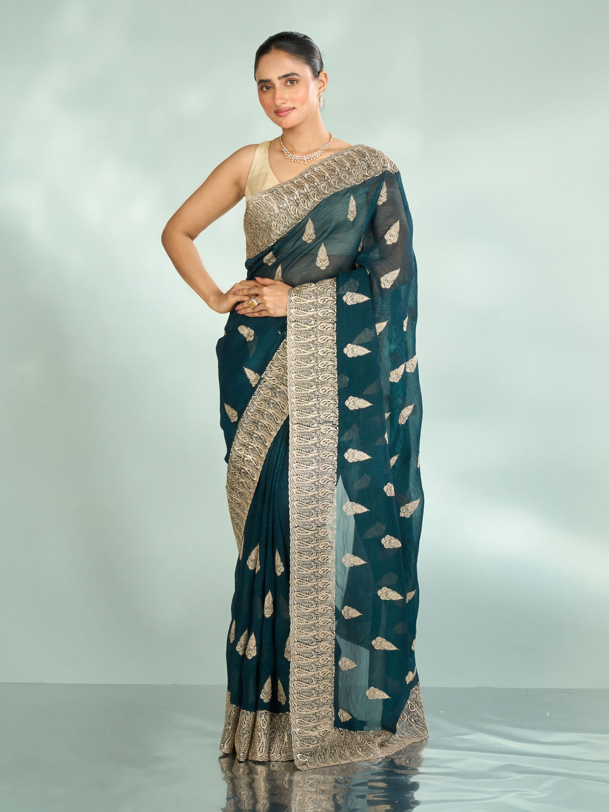 Mohey Women Tantalizing Green Organza Saree