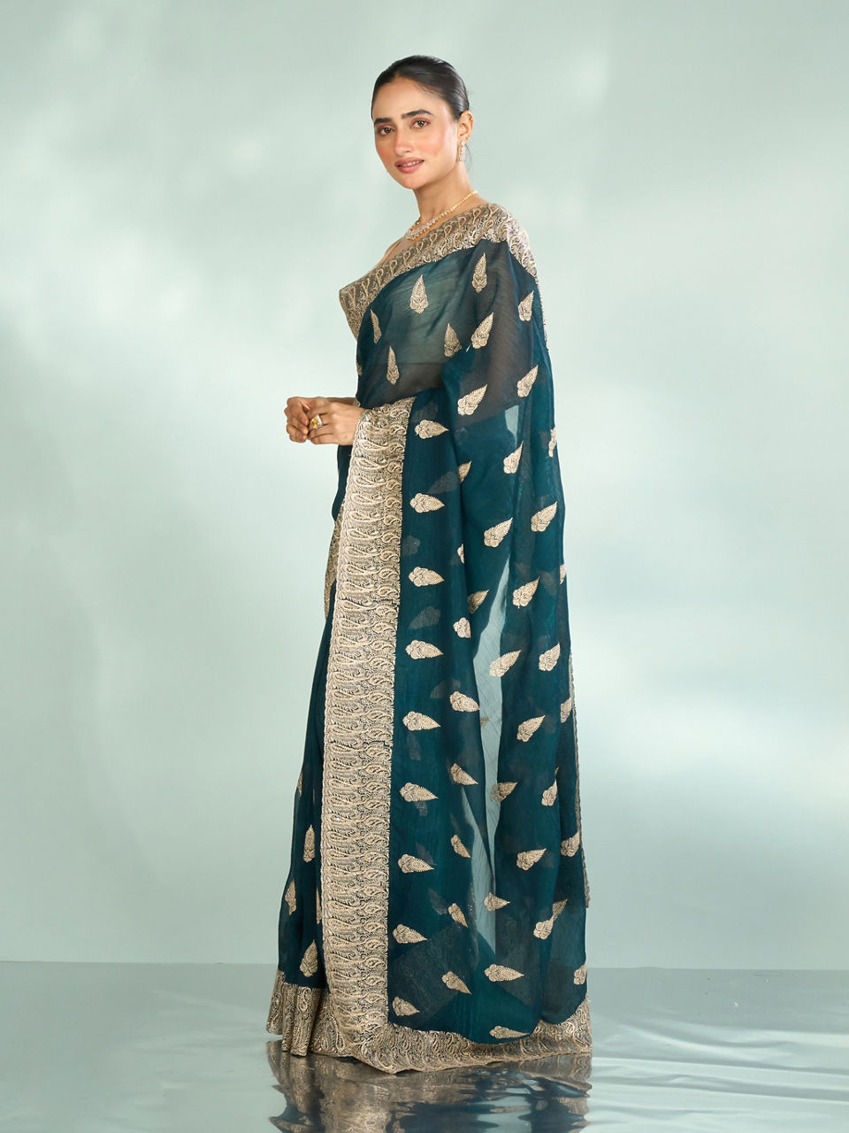 Mohey Women Tantalizing Green Organza Saree