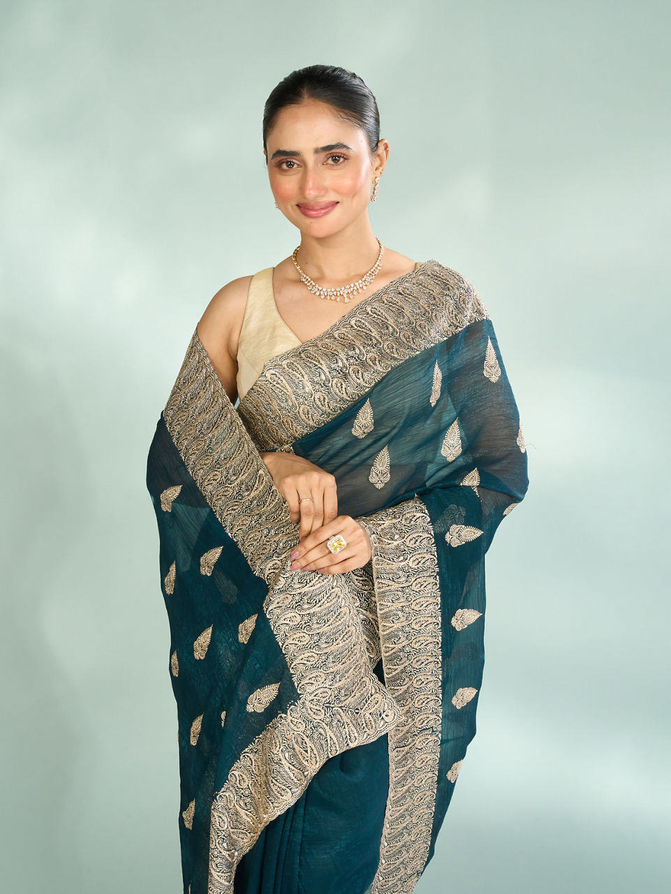 Mohey Women Tantalizing Green Organza Saree