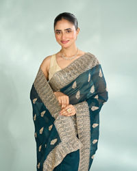 Mohey Women Tantalizing Green Organza Saree