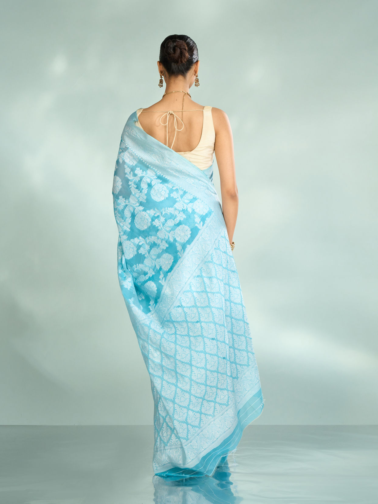 Mohey Women Elegant Light Blue Charm Saree