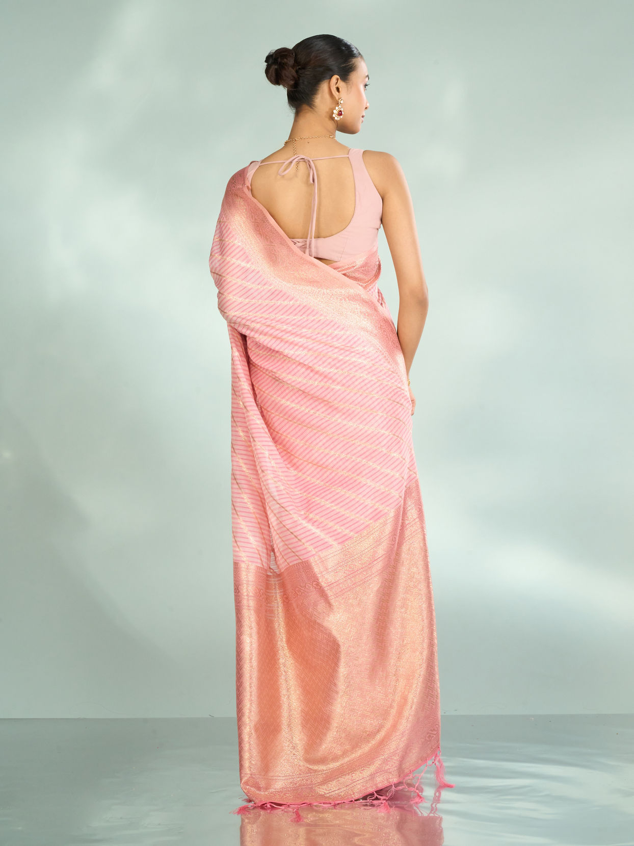 Mohey Women Pink Elegance Radiant Saree