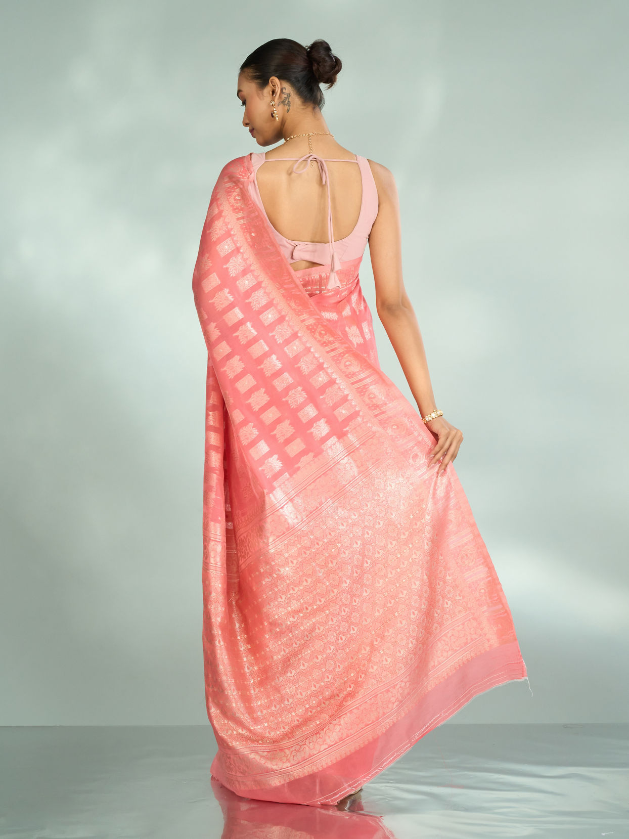 Mohey Women Pink Aesthetic Saree