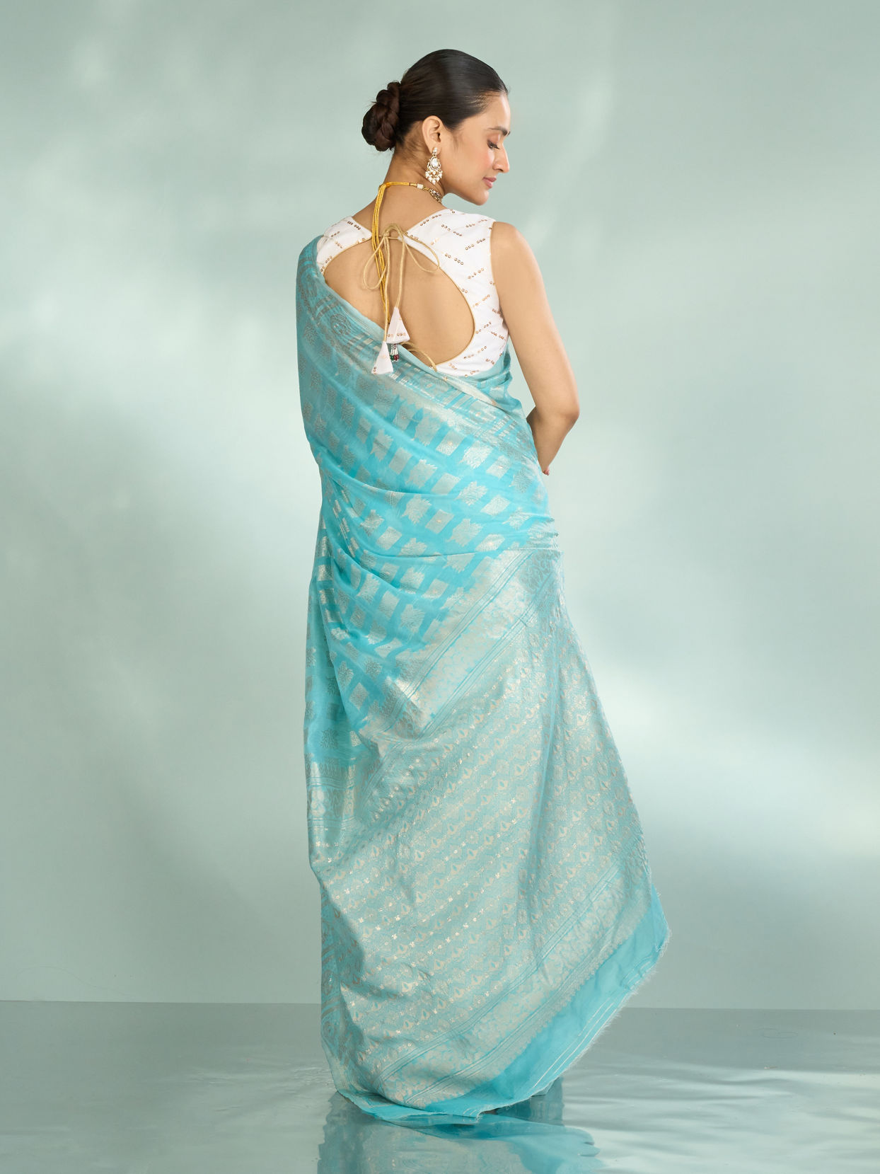 Mohey Women Luminous Light Blue Splendor Saree
