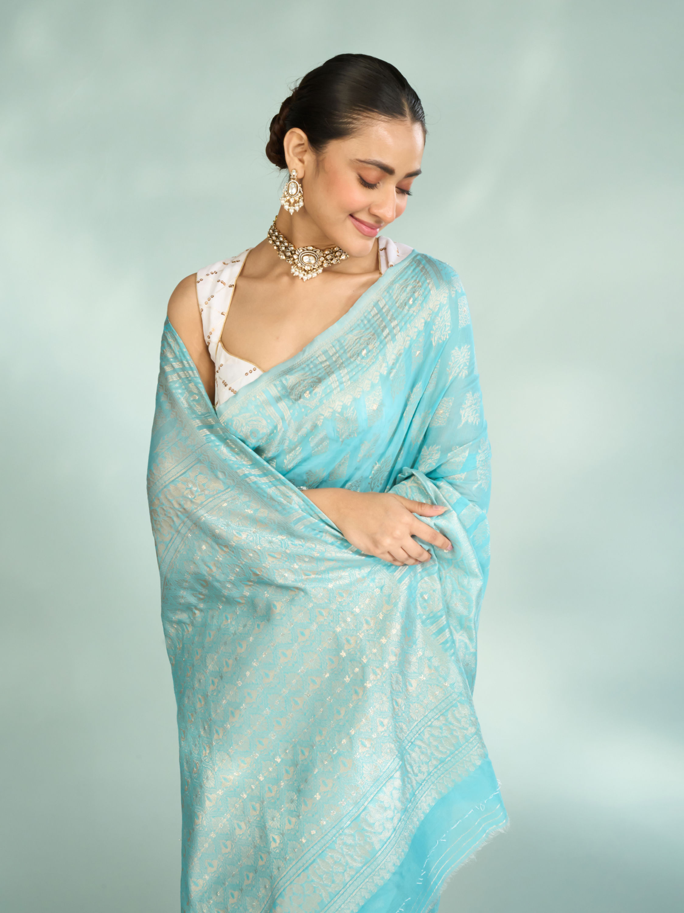 Mohey Women Luminous Light Blue Splendor Saree