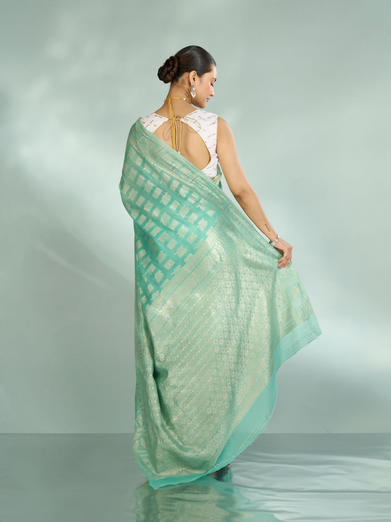 Mohey Women Emerald Elegance Art Silk Saree