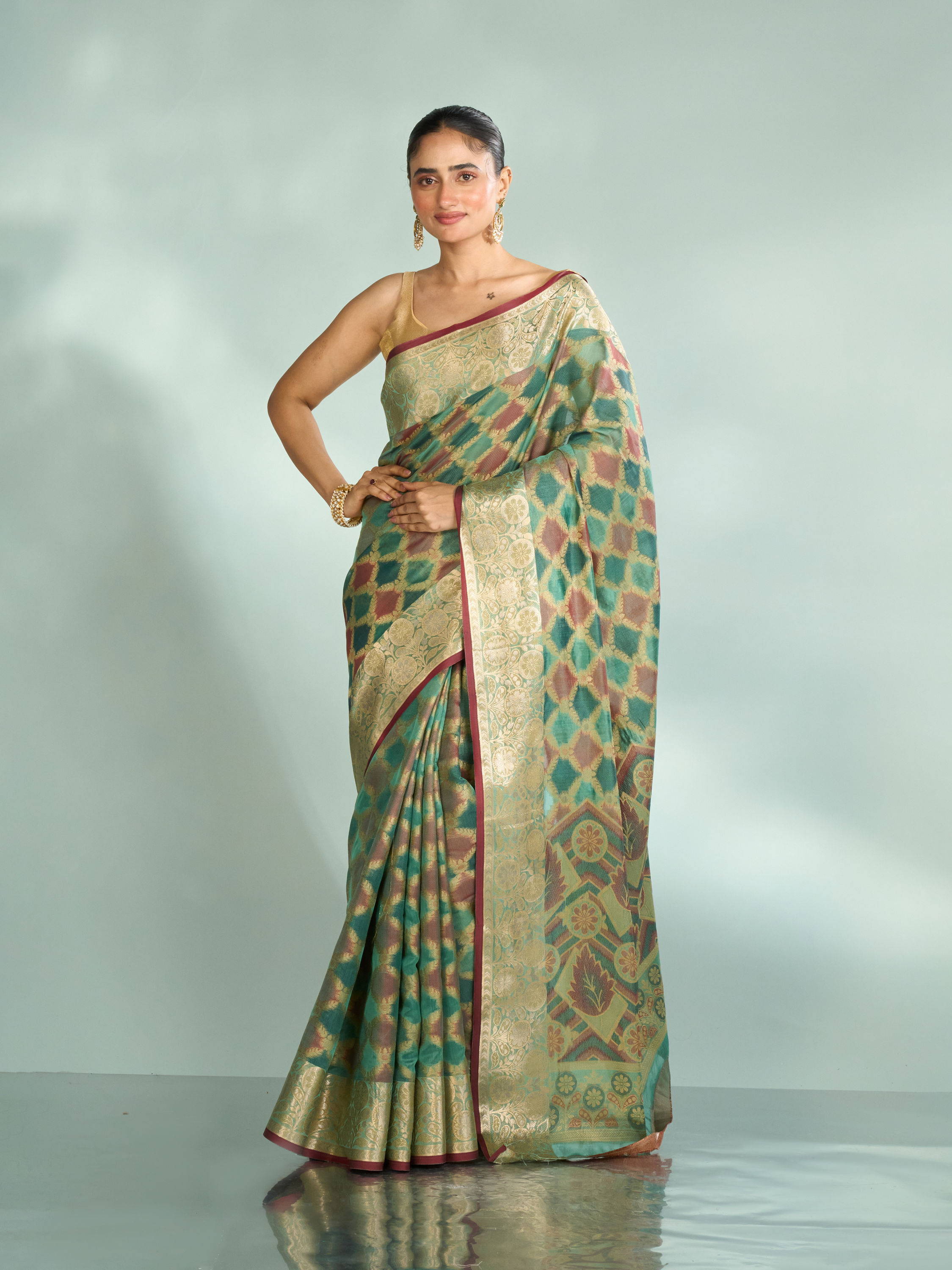 Mohey Women Enchanting Rama Green Saree