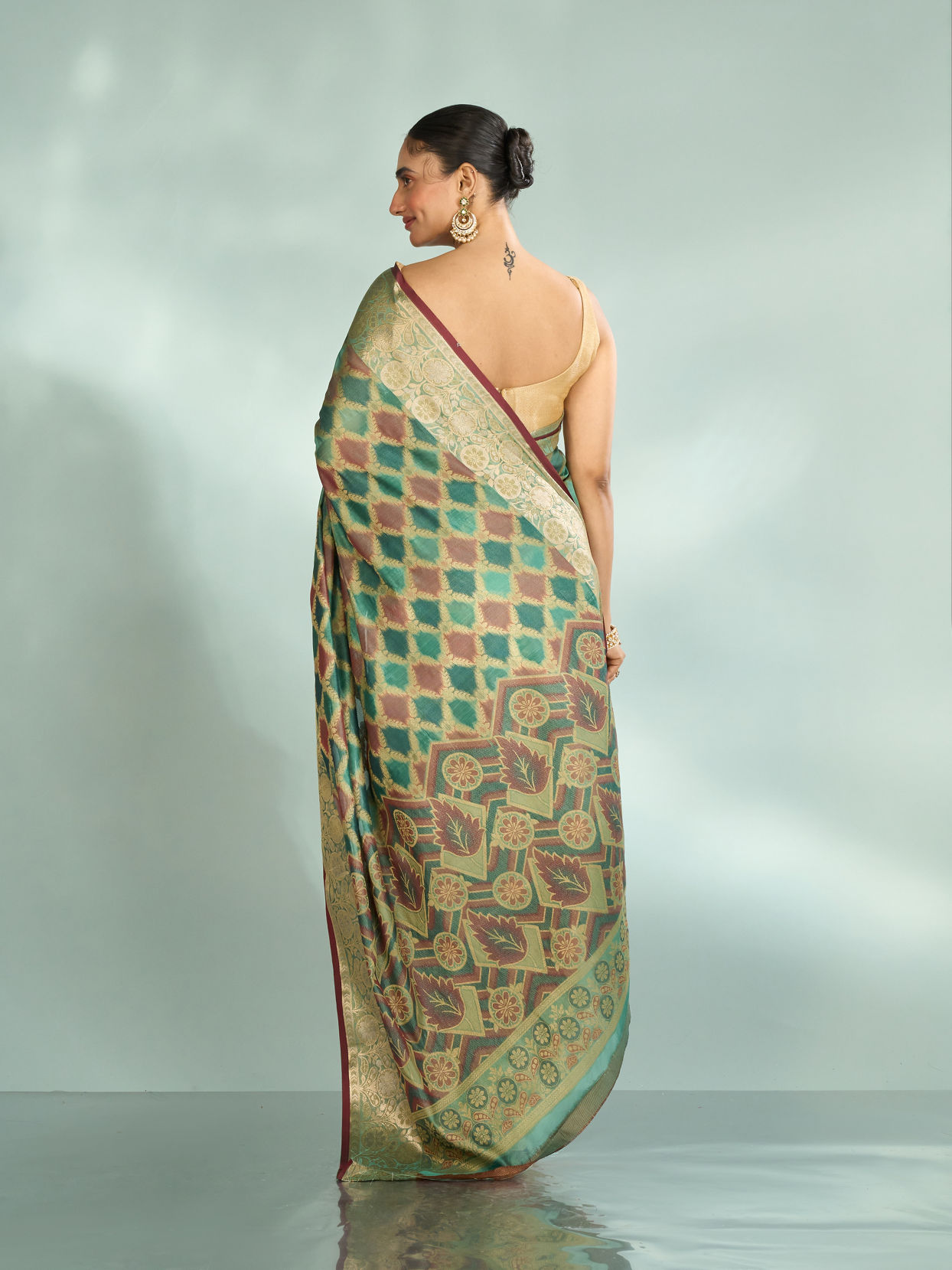 Mohey Women Enchanting Rama Green Saree