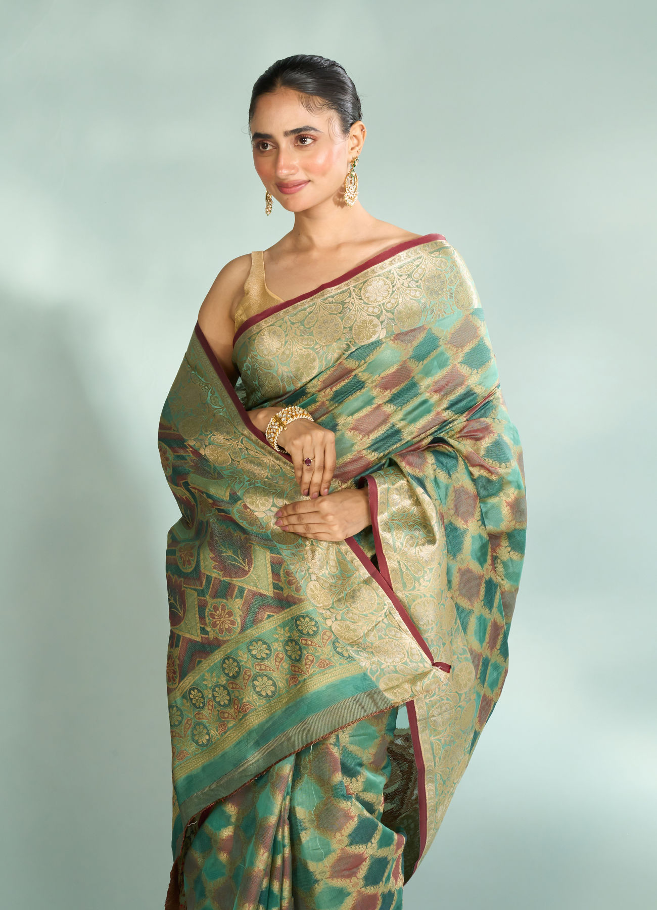 Mohey Women Enchanting Rama Green Saree