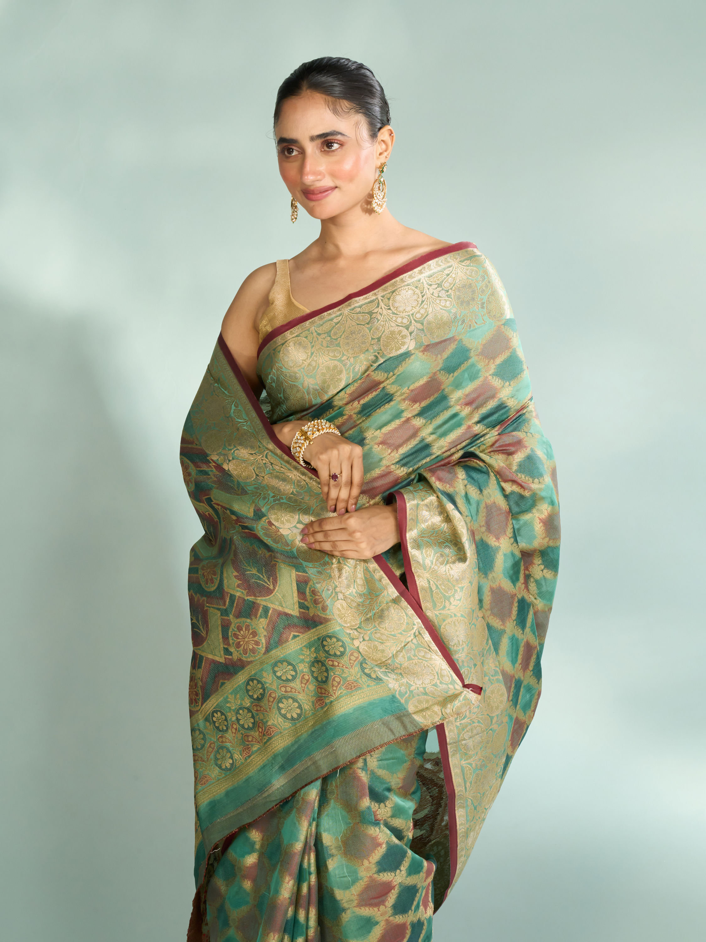 Mohey Women Enchanting Rama Green Saree