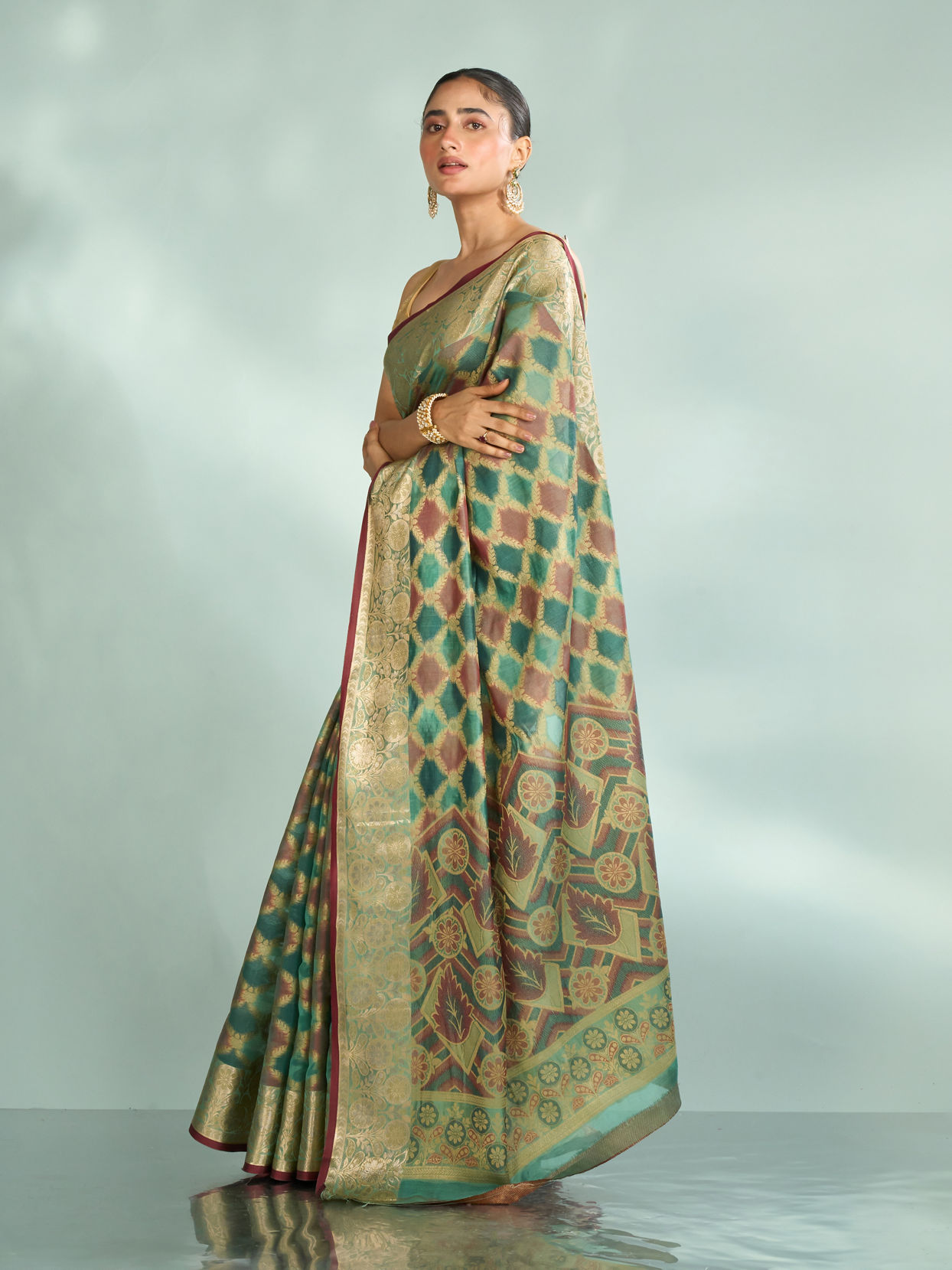 Mohey Women Enchanting Rama Green Saree