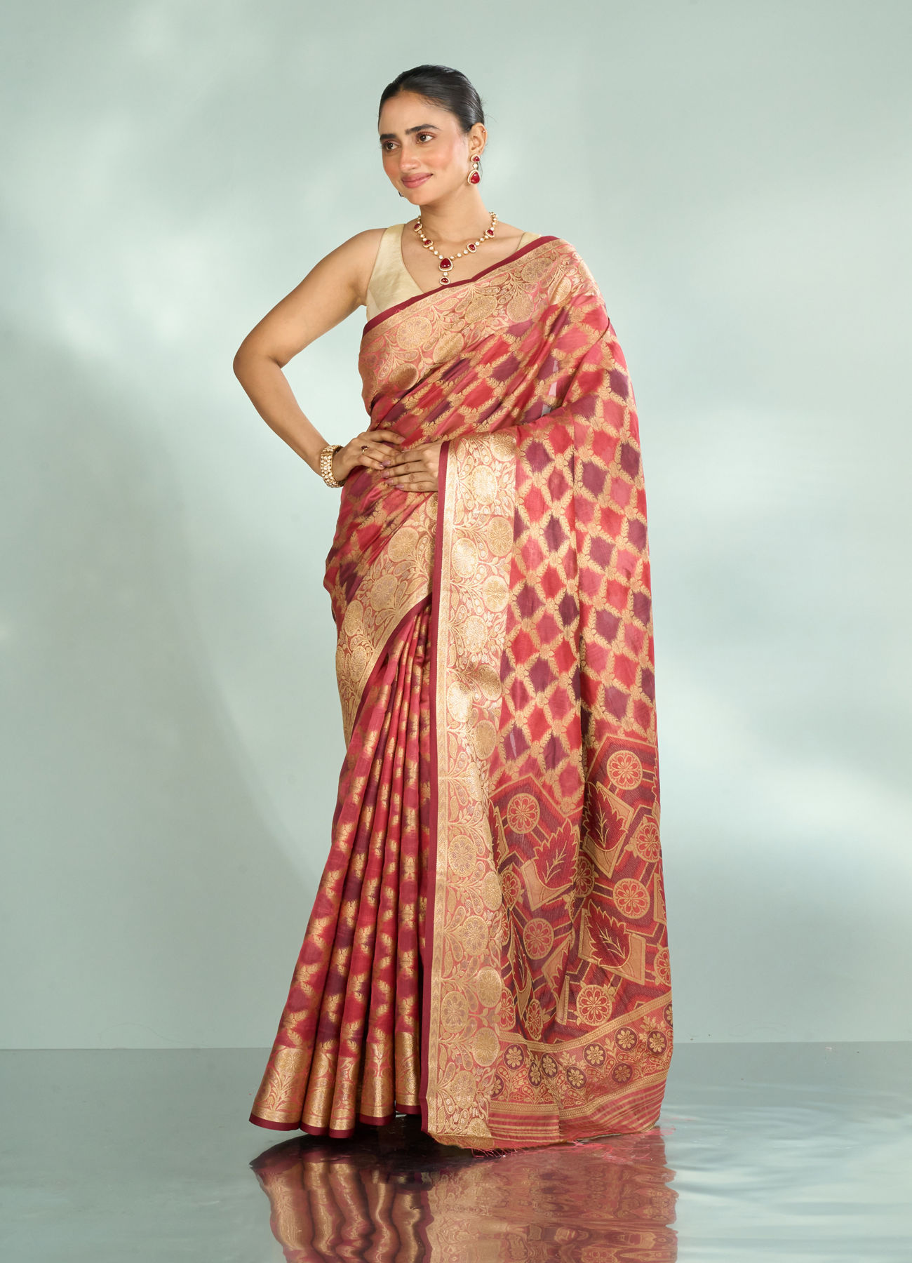 Mohey Women Splendid Coral Saree
