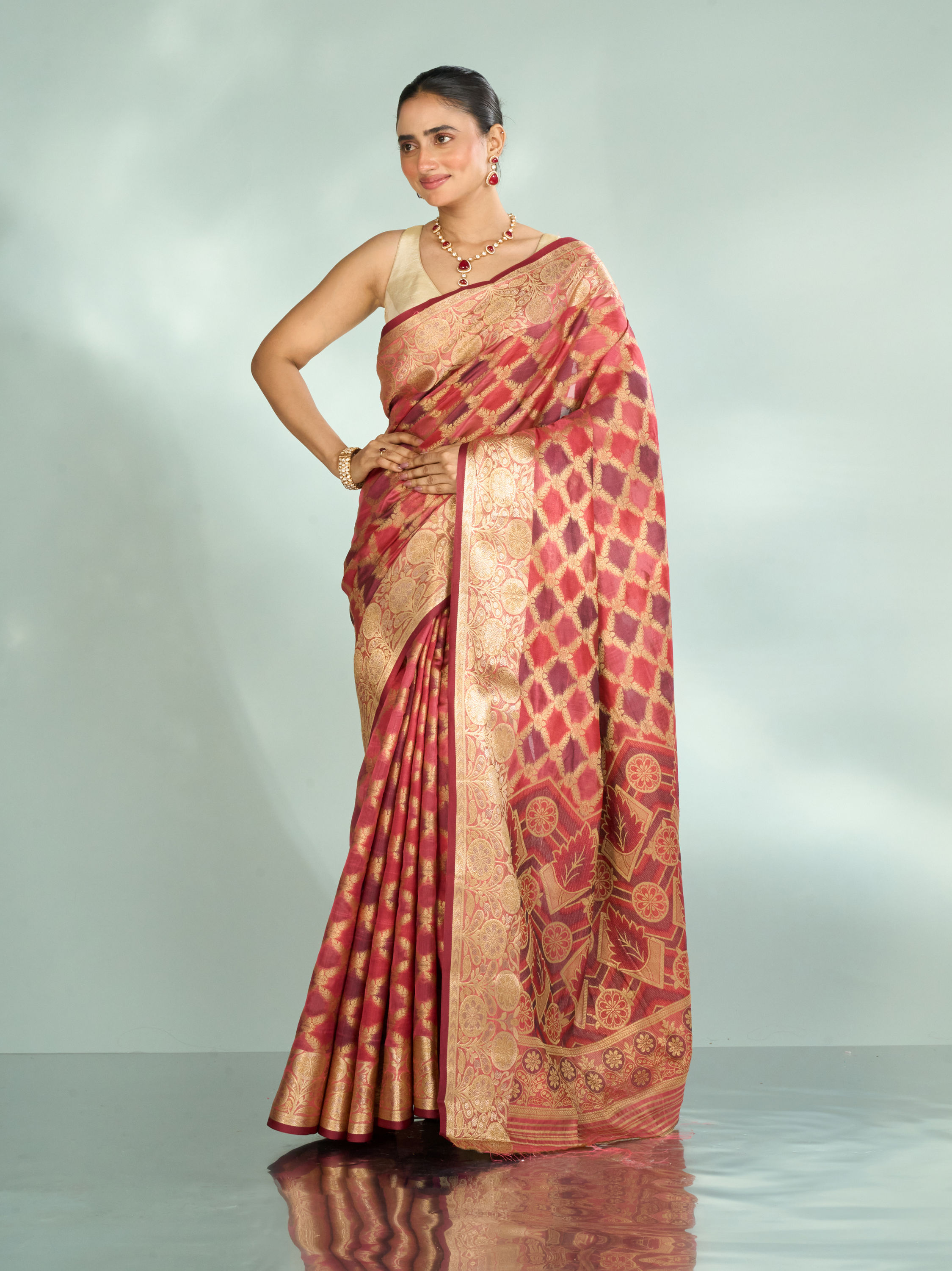 Mohey Women Splendid Coral Saree