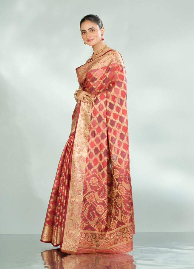 Mohey Women Splendid Coral Saree
