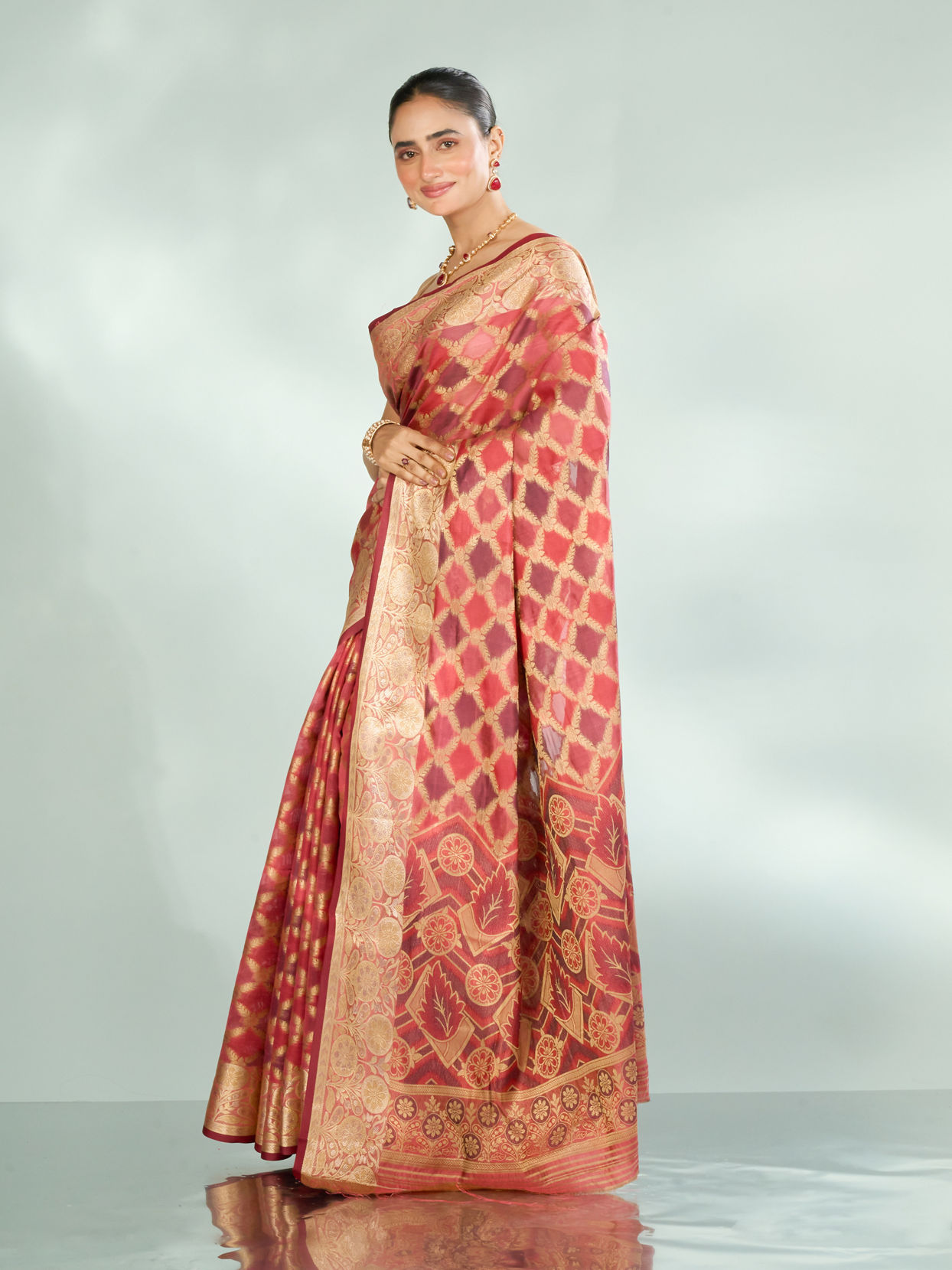 Mohey Women Splendid Coral Saree
