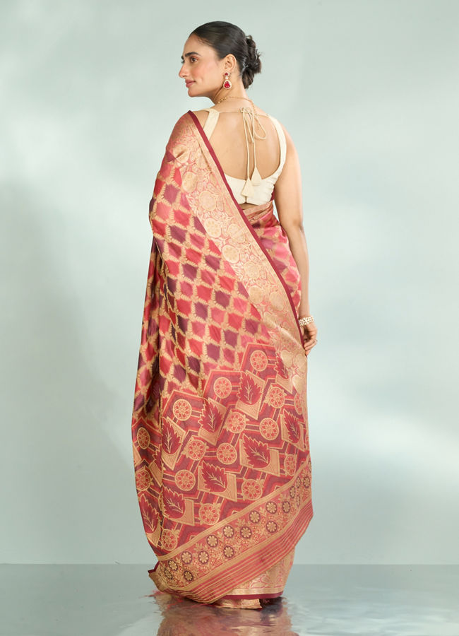 Mohey Women Splendid Coral Saree