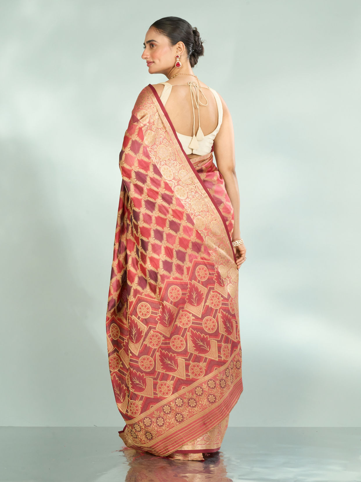 Mohey Women Splendid Coral Saree