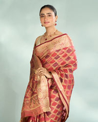 Mohey Women Splendid Coral Saree
