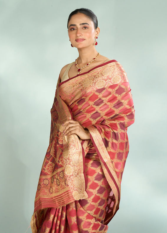 Mohey Women Splendid Coral Saree