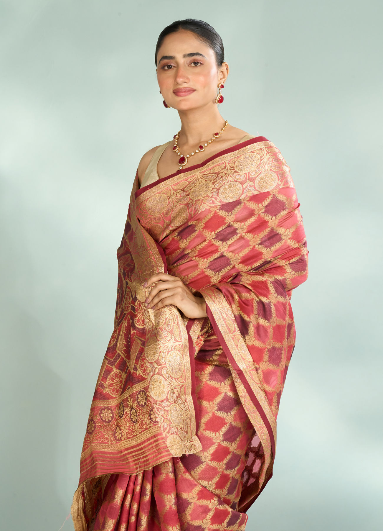 Mohey Women Splendid Coral Saree